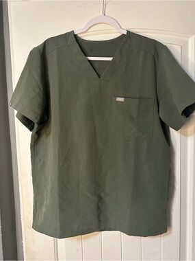 FIGS Men’s Chisec Moss V-Neck Scrub Top- Medium